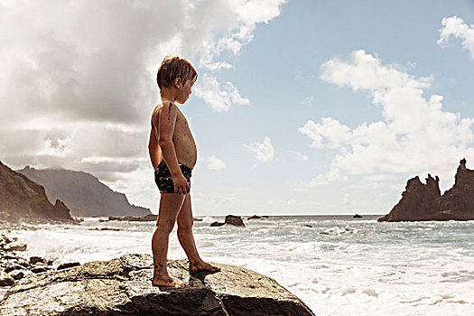 男孩,站立,石头,观景,圣克鲁斯-德特内里费,加纳利群岛,西班牙,欧洲