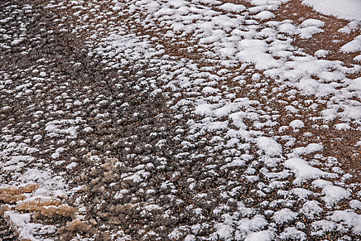 云南东川红土地雪原中的结冰路面