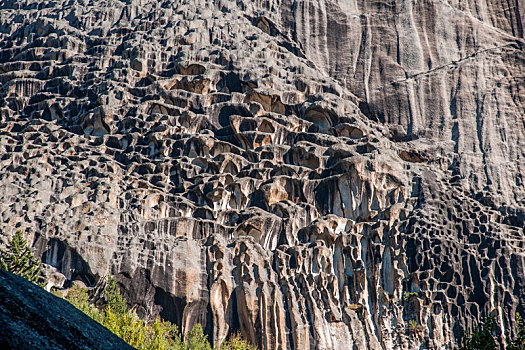 可可托海国家地质公园额尔齐斯大峡谷中花岗岩山峰表面密集蜂窝状山体