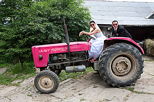 新郎,新娘,新婚夫妇,拖拉机
