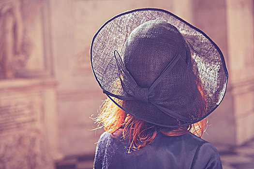 女人,戴着,帽子,走,室内,老教堂