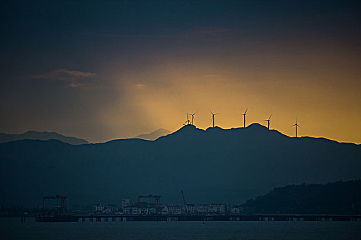 海边小岛风车日落霞光温暖