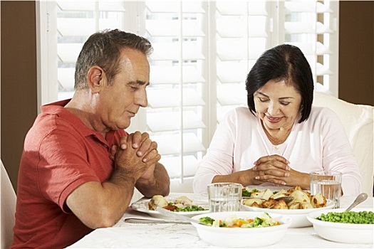 老年,夫妻,饭前祷告,食物,在家
