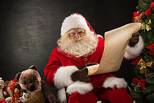 头像,高兴,圣诞老人,坐,房间,在家,靠近,圣诞树,大,袋,读,圣诞节,信,愿望,清单