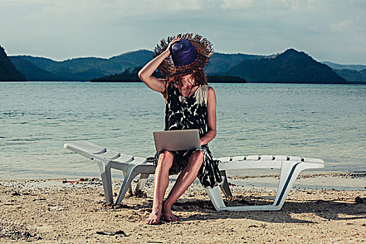 美女,坐,太阳椅,热带沙滩,工作,笔记本电脑