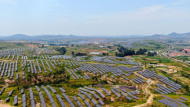 山东省日照市,数万个光伏太阳能漫山遍野,成为助农脱贫致富利器