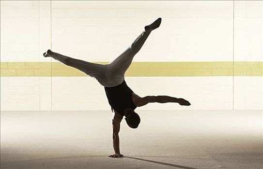 男性,体操运动员,平衡性,一只,手,后视图