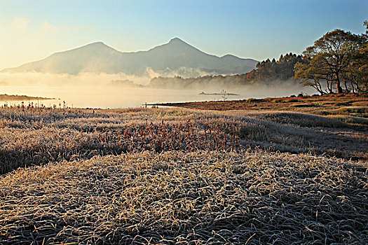 湖,山,黎明