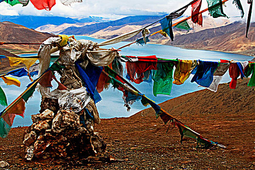 西藏雅鲁藏布江旁的五色经幡