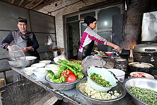 食物,食品,美味,美食,新疆,摊位,快餐,风味,拌面,灶台,厨师