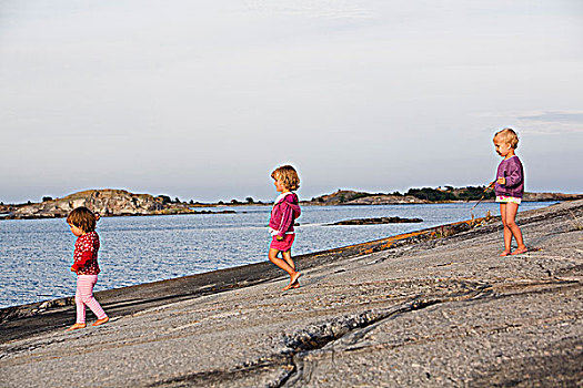 三个女孩,走,岩石上,海岸