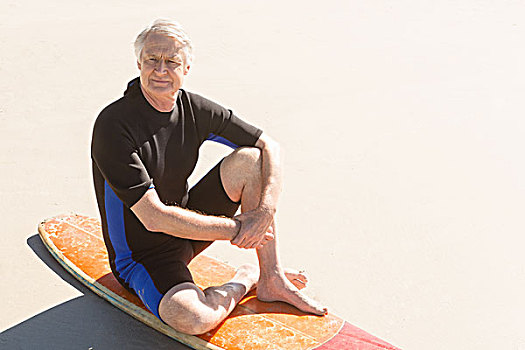 俯拍,老人,坐,冲浪板,海滩