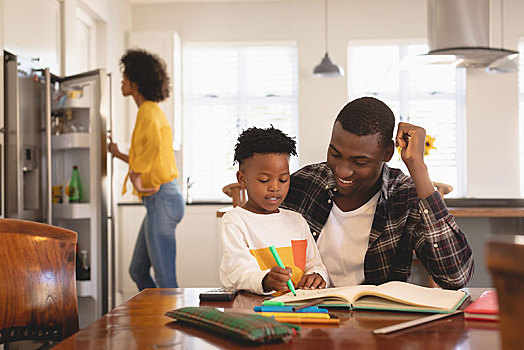 美国黑人,父亲,帮助,儿子,家庭作业,桌子