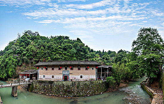 福建漳州南靖土楼林立的塔下村土楼群