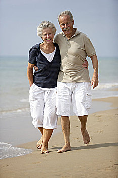 相爱,老年,夫妻,愉悦,微笑,搂抱,走,赤足,沙滩,湖,养老金,退休,人,两个,老,老人,情侣,一对,退休老人,休闲服,健身,海滩漫步,夏天,一起,高兴