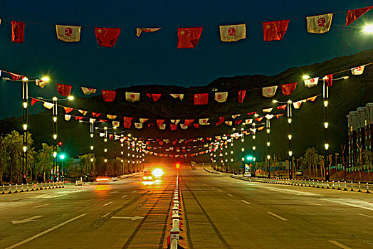 黄昏晚霞满天下的街道挂着彩旗