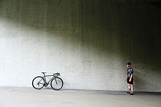 男性,骑车,自行车,站立,混凝土墙