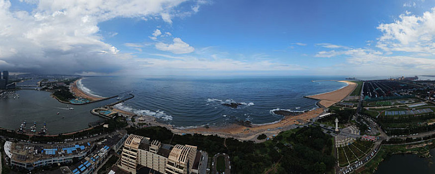 山东省日照市,航拍夏日里的灯塔风景区,水天一色风景迷人