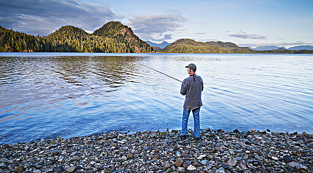 钓鱼,男人,岸边,湾,太平洋,国家公园,温哥华岛,不列颠哥伦比亚省,加拿大