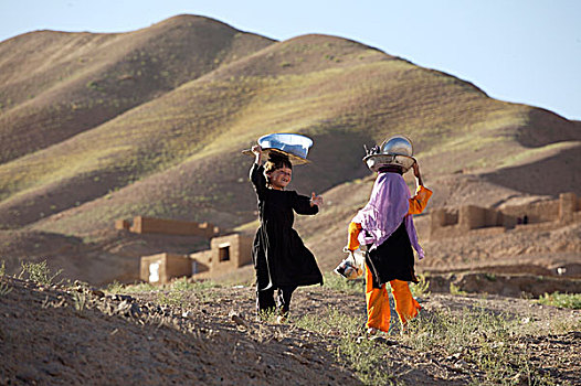 阿富汗,孩子,厨房,器物,背影,家,乡村,近郊,城市,中心,省,少数民族,七月,2007年