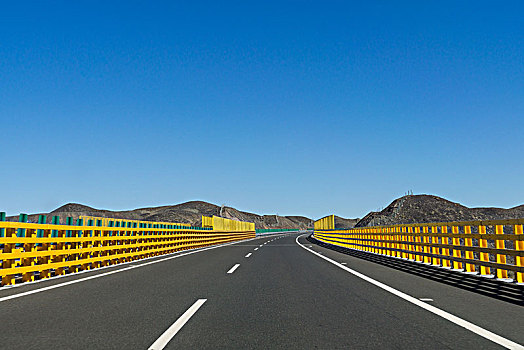 戈壁滩高速公路汽车背景-弯道
