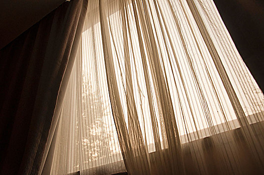 暖色光线环境中垂落的窗帘