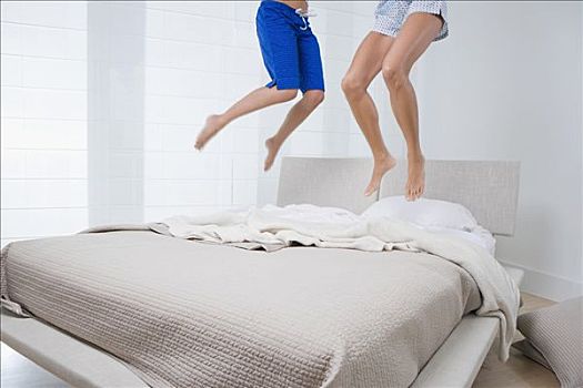 两个人,跳跃,床