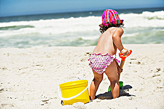 后视图,女孩,挖,沙子,铲,海滩