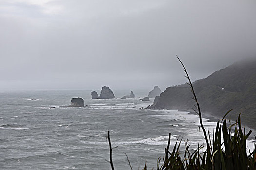 千层饼岩与海浪