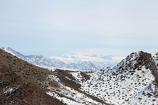 新疆哈密,天山春雪