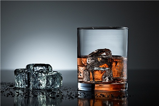威士忌酒杯,湿,冰块