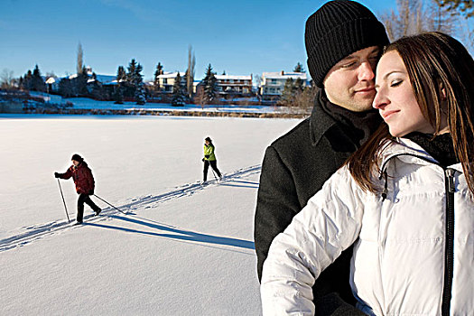 伴侣,搂抱,越野滑雪者,背景,艾伯塔省,加拿大