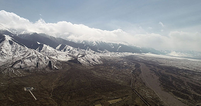 新疆巴里坤,谷雨雪后天山美