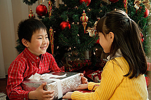 孩子,礼物,坐,圣诞树