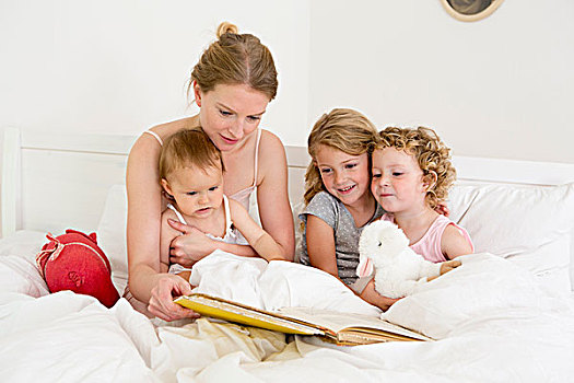 母亲,读,书本,三个,女儿,床上