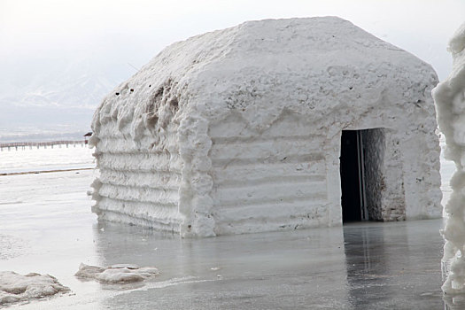 新疆巴里坤,水中的雪屋