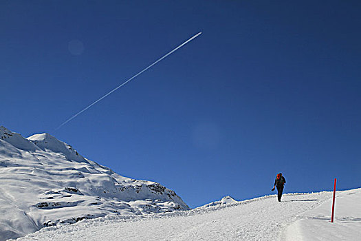 后视图,人,远足,积雪,山,蓝天