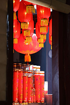 节日寺庙里高挂的红灯笼