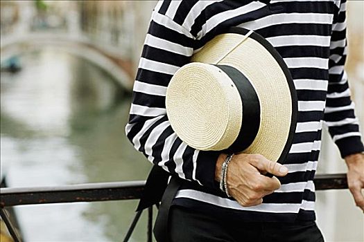 平底船船夫,站立,拿着,帽子,威尼斯,威尼托,意大利
