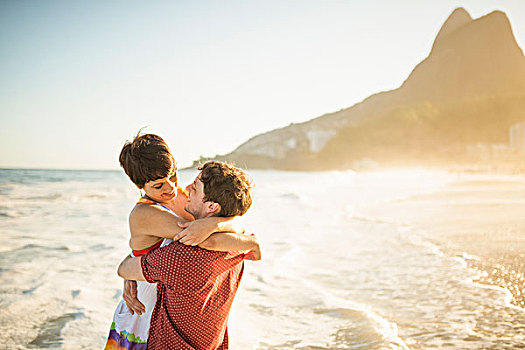 年轻,情侣,搂抱,日落,伊帕内玛海滩,巴西