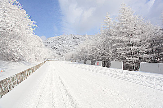 陕西秦岭分水岭公路雪景