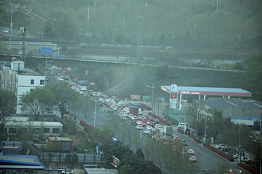 山东省日照市,沙尘暴影响持续,车辆纷纷亮灯缓慢行驶