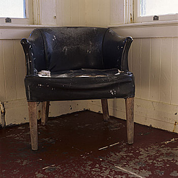 椅子,老,尘土,家具,块,皮革,黑色,撕破,破损,脏,窗户,地面,破旧,俗气,下来,无人,静物