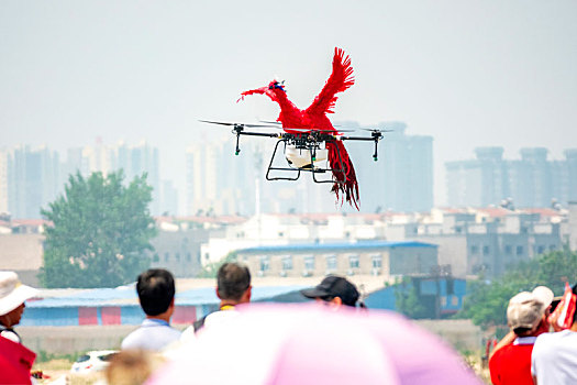 河南安阳,第十一届安阳航空运动文化旅游节开幕,飞机与汽车摩托车竞速竞技,上演速度与激情