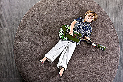 男孩,躺着,圆,沙发,演奏,吉他