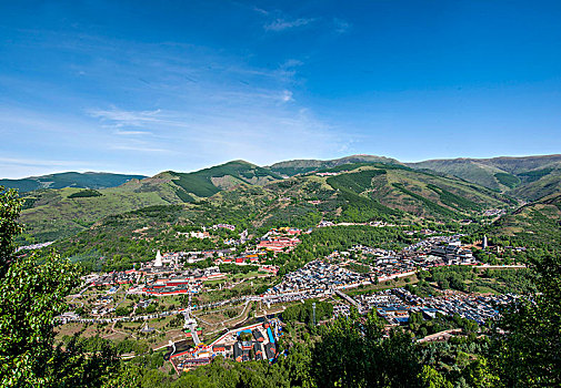 山西忻州市五台山黛螺顶寺院上远眺五台山群寺院
