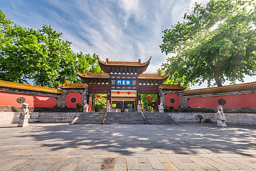 中国江苏南京朝天宫的棂星门和孔子雕像