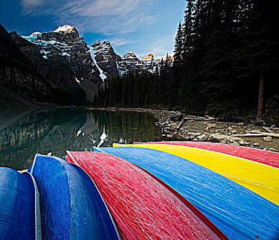 独木舟,码头,冰碛湖,班芙国家公园,艾伯塔省,加拿大