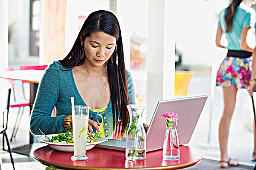 美女,吃,食物,笔记本电脑,桌上,餐馆