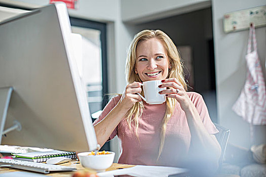 女人,电脑,喝咖啡,微笑